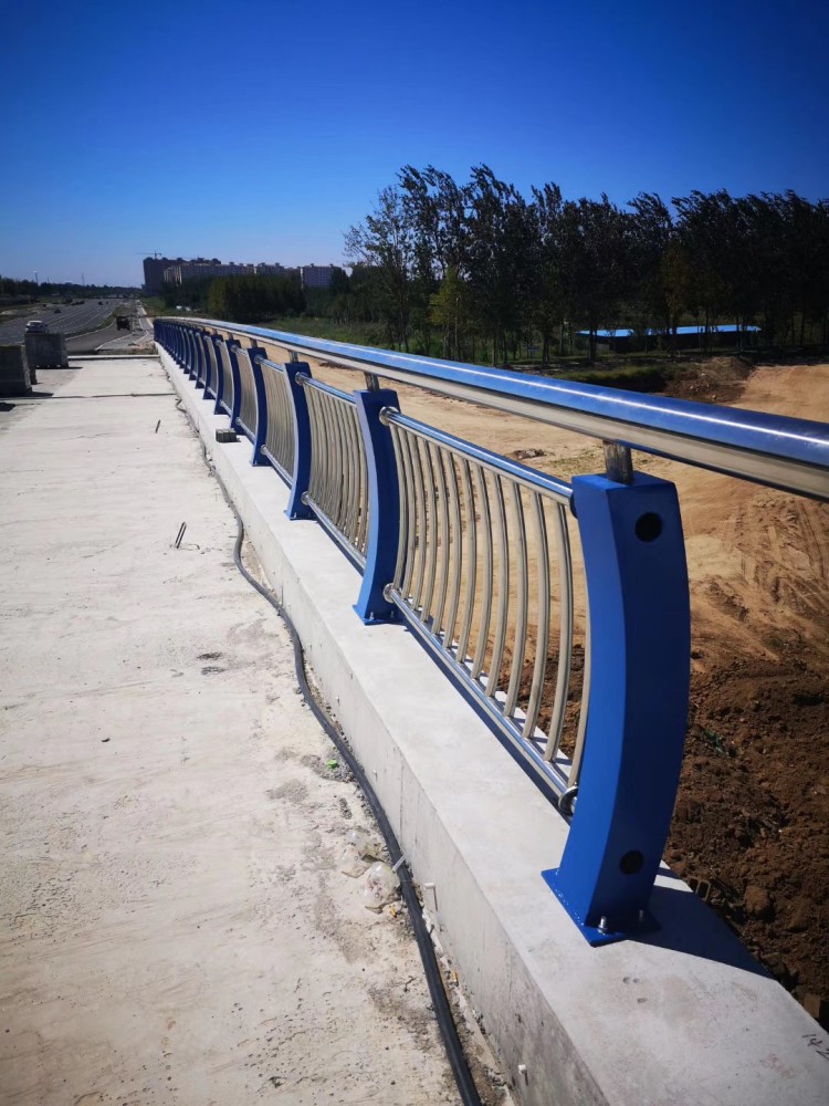 不銹鋼碳素鋼復合管護欄